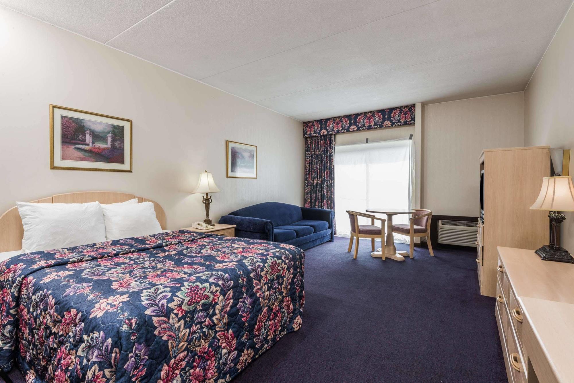 Days Inn by Wyndham Berlin Meriden Eksteriør bilde